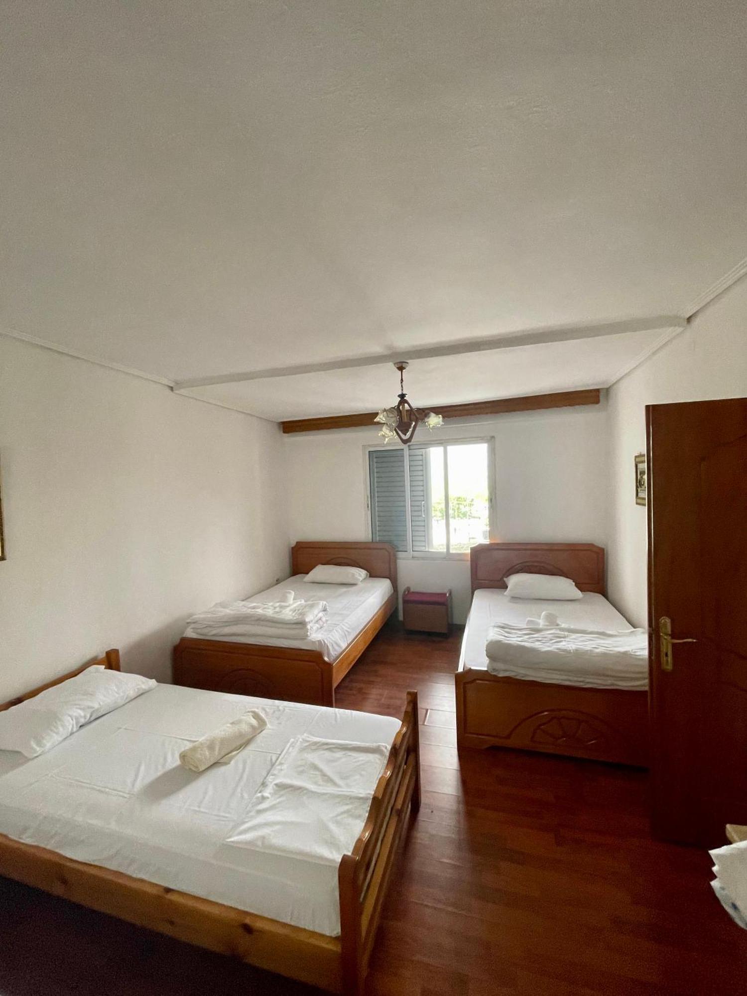 Bazzar 2 Hotell Gjirokastër Exteriör bild