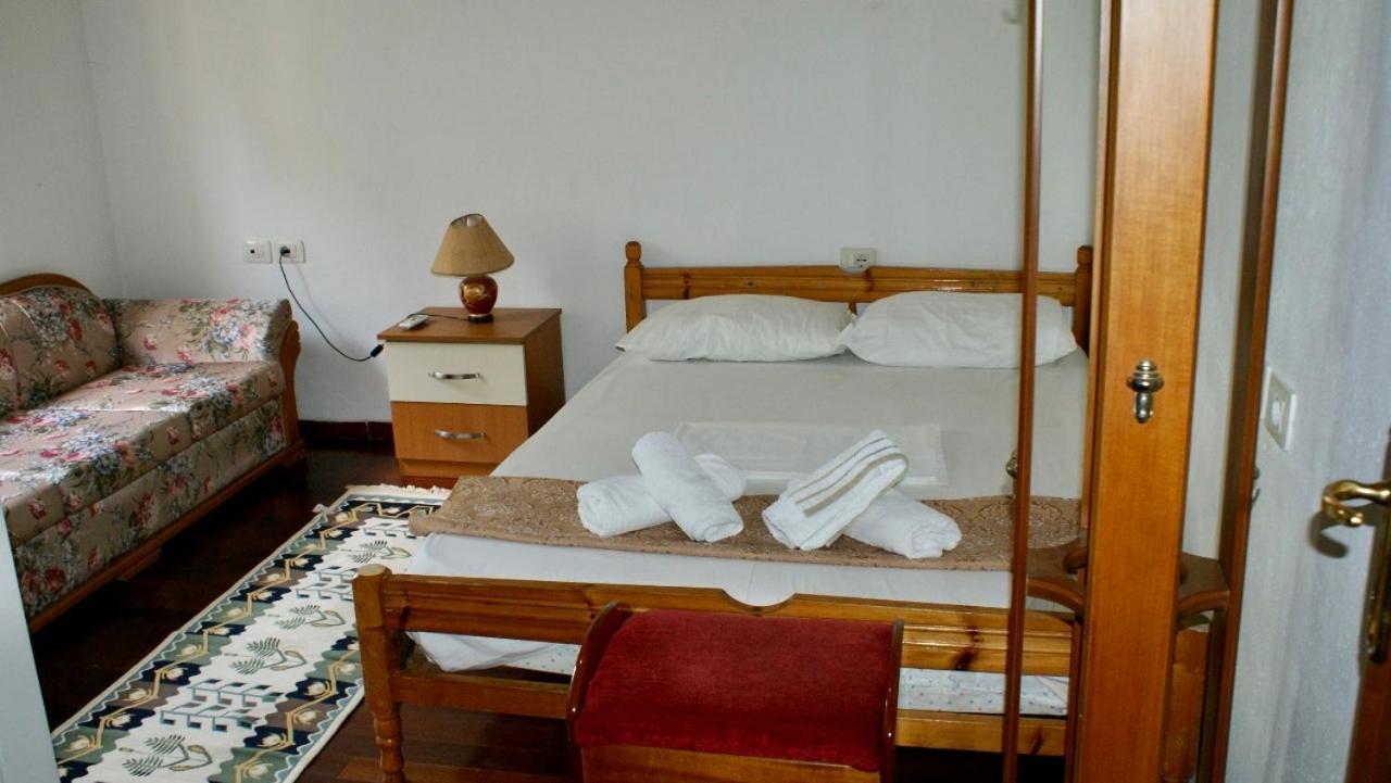 Bazzar 2 Hotell Gjirokastër Exteriör bild